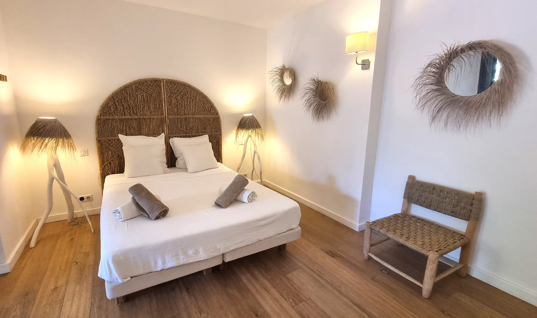 Chambre avec tête de lit en rotin
