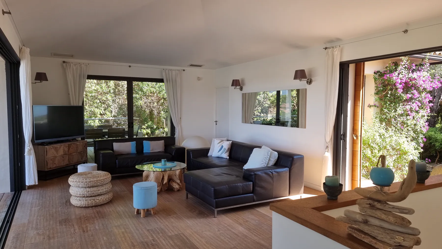 Le grand salon ouvert sur la terrasse par de larges baies vitrées