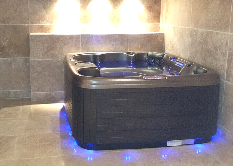 Le jacuzzi intérieur du spa