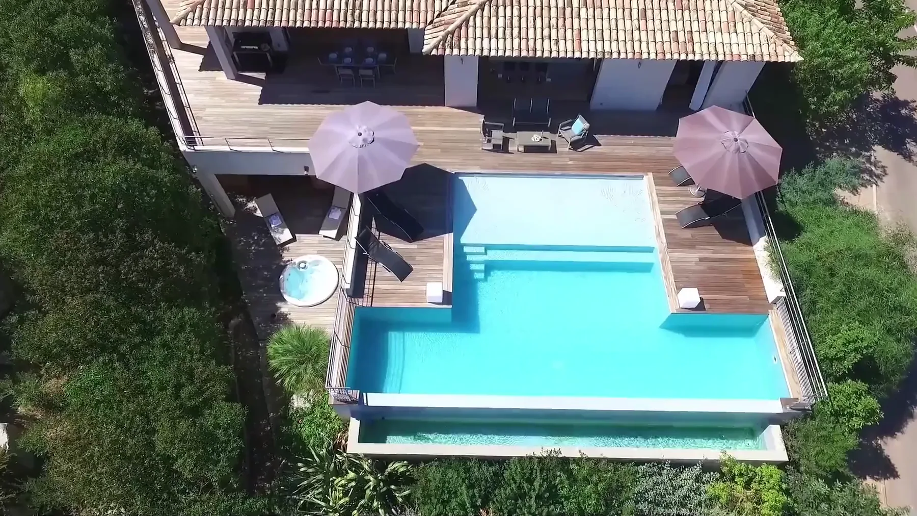 Vue aérienne de la piscine et des parasols