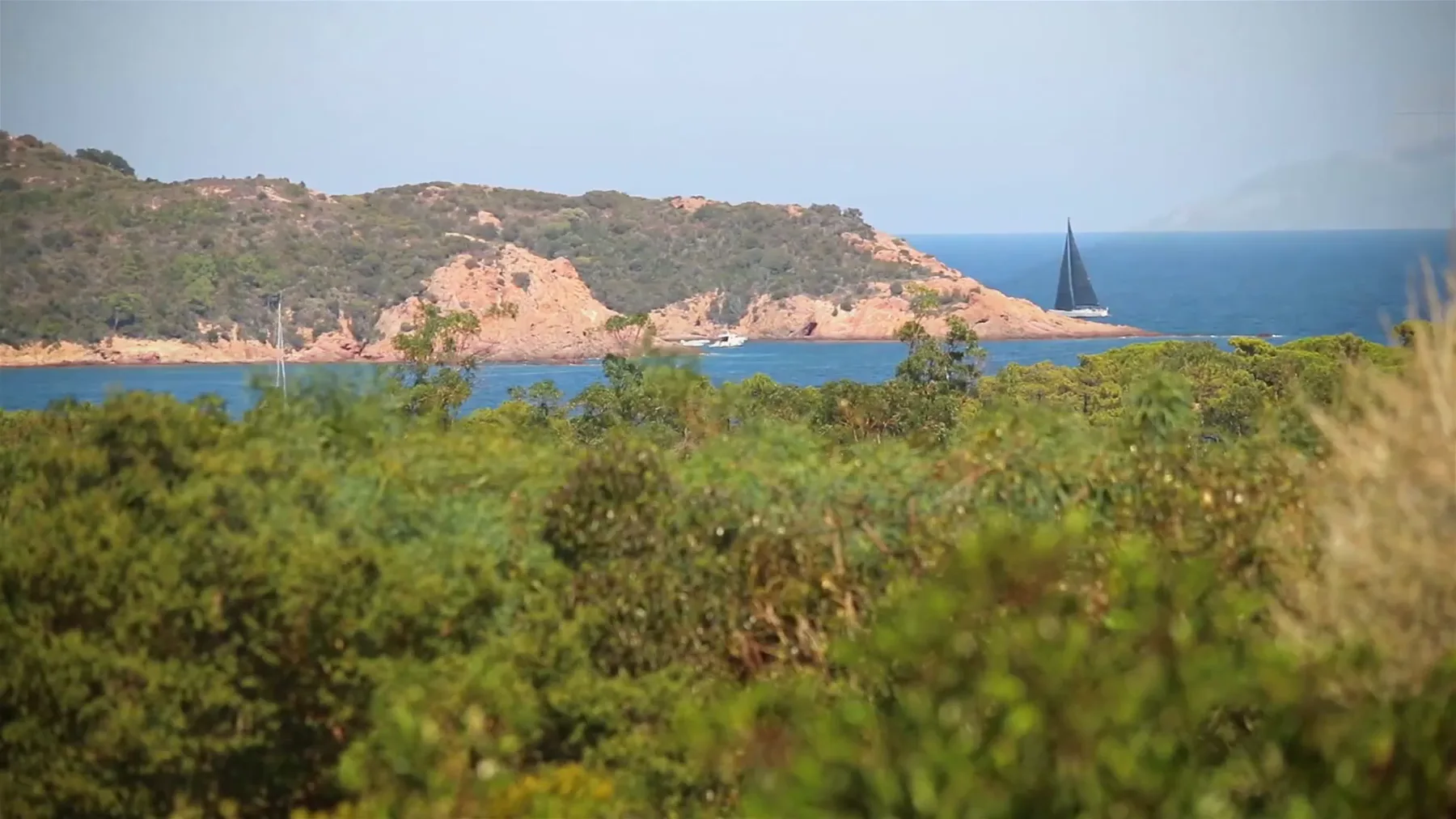 La baie de Pinarellu et sa tour génoise vues depuis la villa